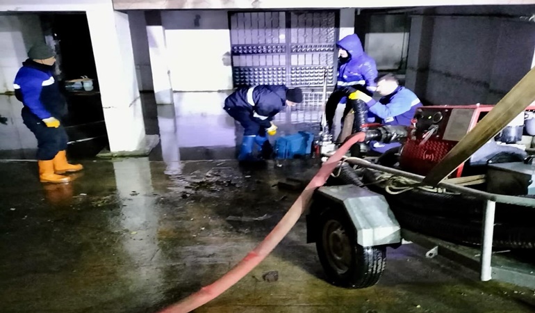 İSU ekipleri deniz taşması ve su baskınları ile boğuştu!