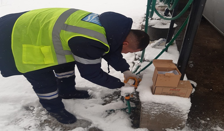 İSU ekipleri donan sayaçlara müdahale ediyor