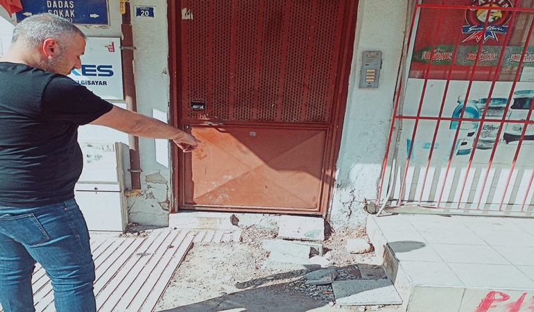 İSU, kaldırımı kırdı, apartmana zarar verdi