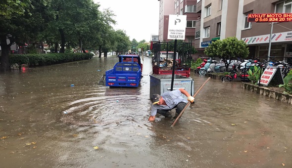 İşyerleri ve evler sular altında kaldı