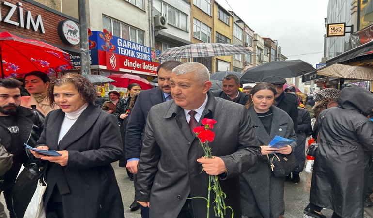 İYİ Parti adayı Güvenç 8 Mart’ta 8 bin gül dağıttı
