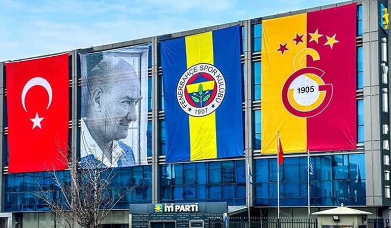 İYİ Parti binasına Atatürk Fenerbahçe ve Galatasaray bayrakları asıldı
