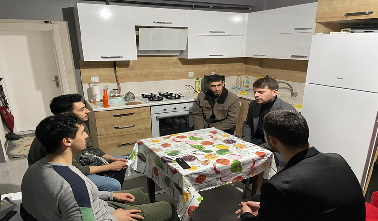 İYİ Partili gençler öğrencileri dinlemek için ev ev geziyor!