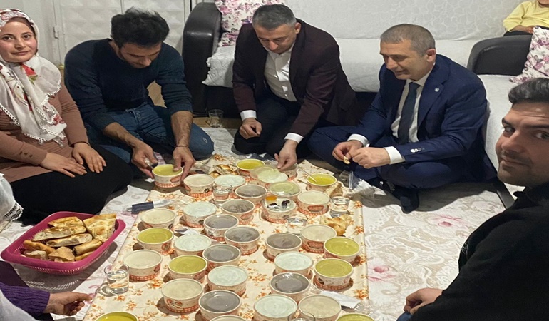 İYİ Parti İzmit adayı Şirin bir ailenin daha iftar softasına konuk oldu