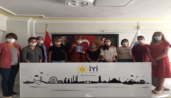 İYİ Parti İzmit'in yeni yerdeki ilk ziyaretçileri