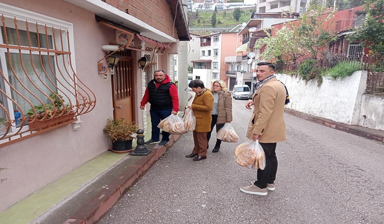 İYİ Parti İzmit Ramazan'da kapı kapı geziyor