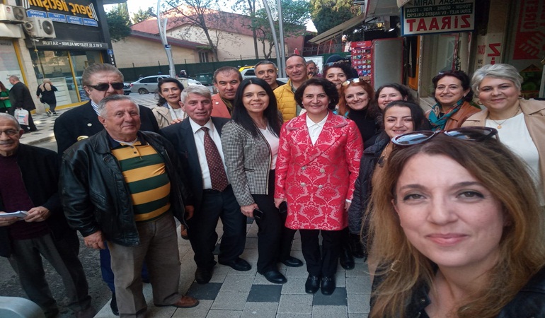 İYİ Parti İzmit’te aday adaylarıyla kapı kapı geziyor