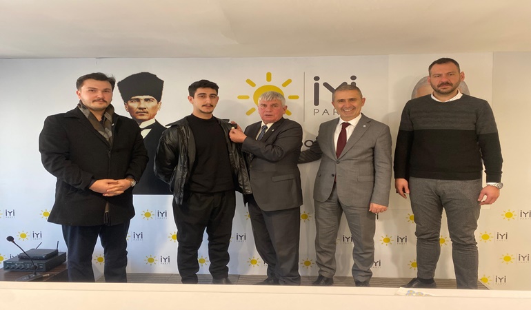 İYİ Parti Kocaeli’de yeni üyelere rozetleri takıldı