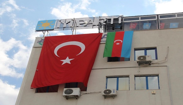 İYİ Parti Kocaeli il binasında Azerbaycan bayrağı
