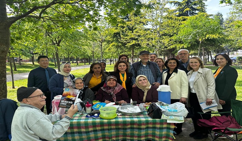 İYİ Parti, Yarımca Sahili'nde vatandaştan destek istedi 