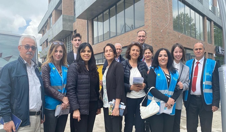 İYİ Partililer Alikahya’da esnaftan destek istedi