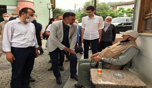 İYİ Partililer Gölcük'te nutuk atmadı, vatandaşı dinledi!