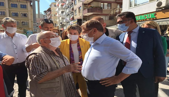 İYİ Partililer İzmit sokaklarında