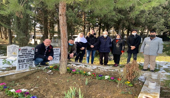 İYİ Partililer Nihat Gürer’in mezarını ziyaret etti