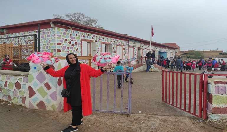 İyilik yap izi kalsın dedi, çocukları sevindirdi