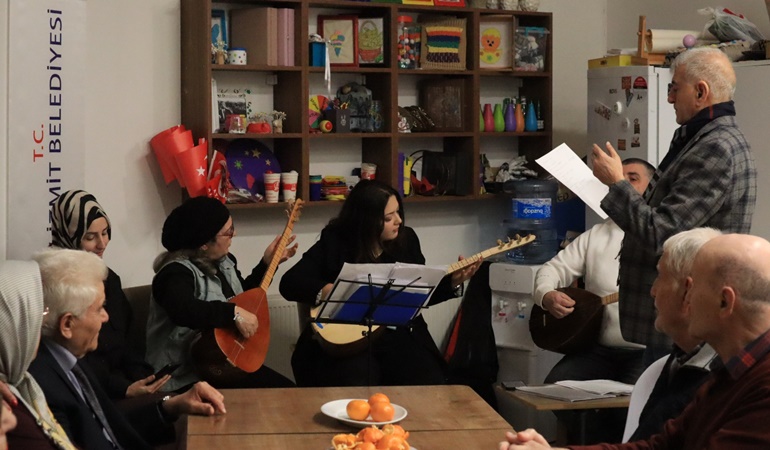 İZMEK bağlama kursiyerleri Alzheimer Yaşam Evi sakinlerine unutulmaz bir gün yaşattı