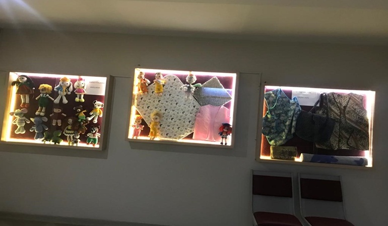 İZMEK kursiyerleri ürettikleri el emeği ürünleri sergiliyor