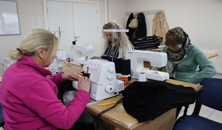 İZMEK’li kadınlar depremzedeler için eşofman üretmeye devam ediyor