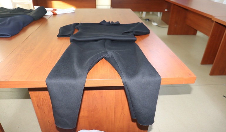 İZMEK’te kadınlar deprem bölgesindeki çocuklar için eşofman takımı üretiyor