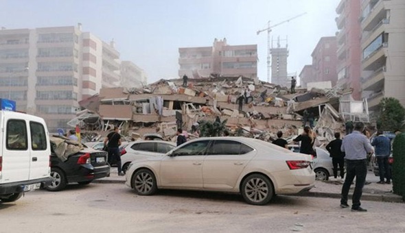 İzmir'de binalar yıkıldı, deprem Kocaeli'yi de salladı