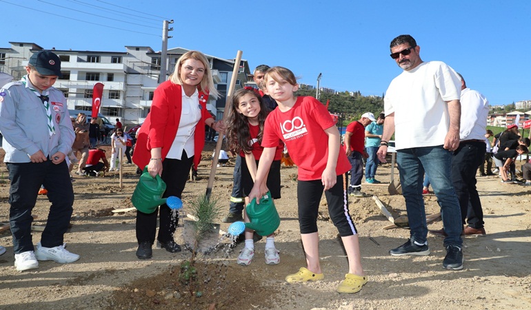İzmit 553 şehidimiz adına fidanlar toprakla buluştu