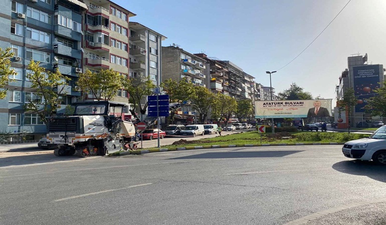 İzmit Atatürk Bulvarı’nda asfalt serimine başlandı