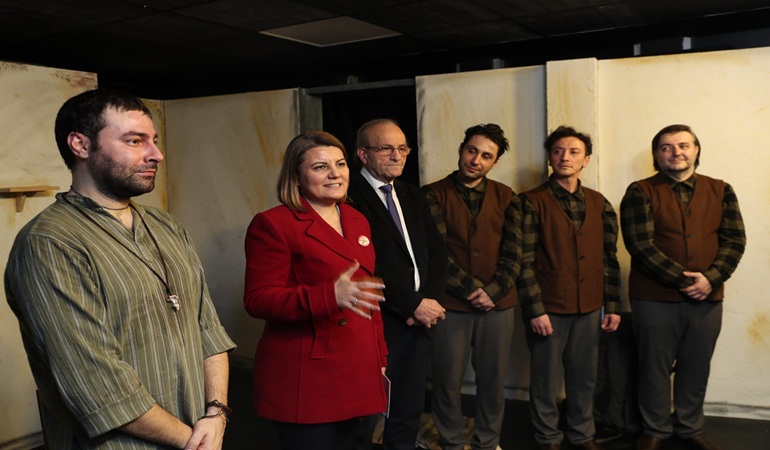 İzmit Belediye Tiyatrosu’ndan muhteşem açılış 