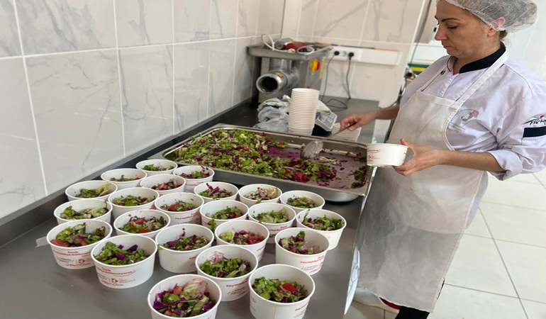 İzmit Belediyesi Aşevi çalışıyor