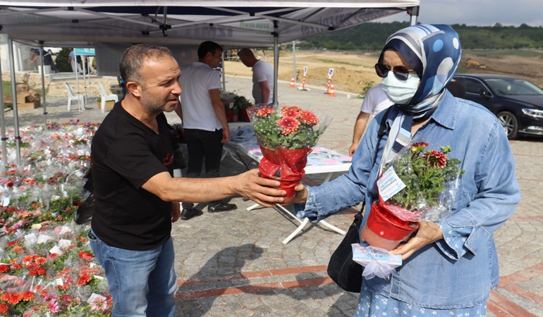 İzmit Belediyesi Bayram arifesinde vatandaşlara çiçek ve cüz dağıttı 