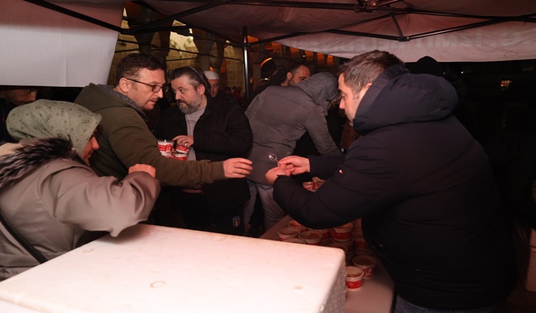 İzmit Belediyesi Çanakkale Şehitleri anısına helva dağıttı