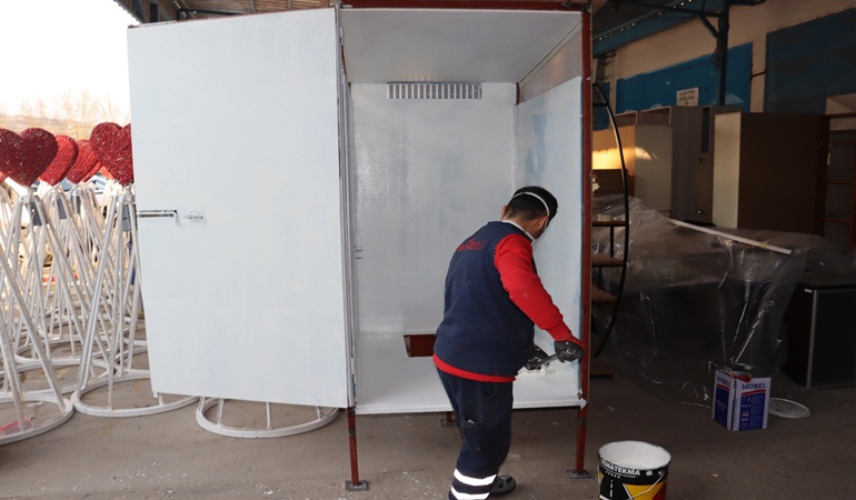 İzmit Belediyesi deprem bölgesi için portatif tuvalet üretiyor