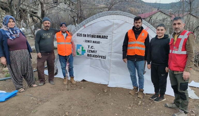 İzmit Belediyesi, depremzede vatandaşlara çadır desteğini sürdürüyor!