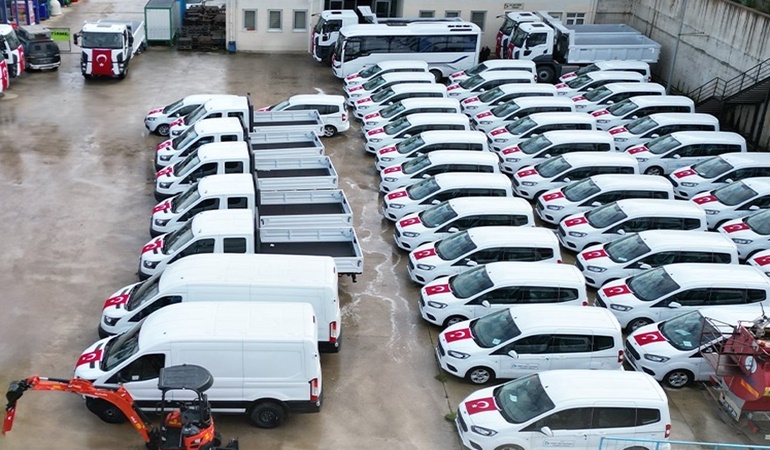 İzmit Belediyesi dev hizmet filosunu halka tanıtıyor 