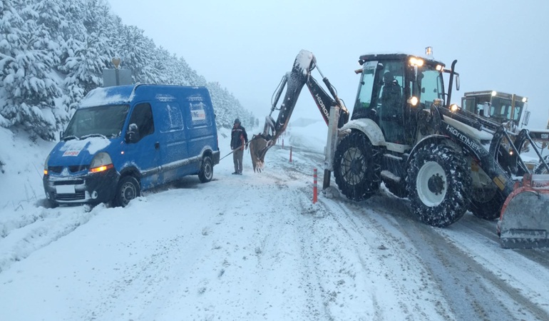 İzmit Belediyesi ekipleri Kandıra yolunda kara saplanan aracı kurtardı