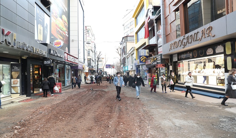 İzmit Belediyesi Fethiye Caddesi’nde hız kesmiyor