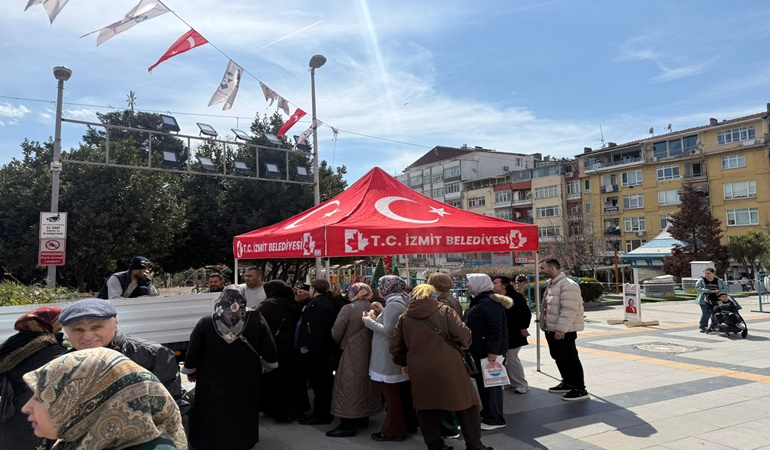 İzmit Belediyesi fidan dağıttı