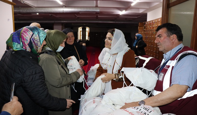 İzmit Belediyesi, hacı adaylarını hediyelerle uğurladı