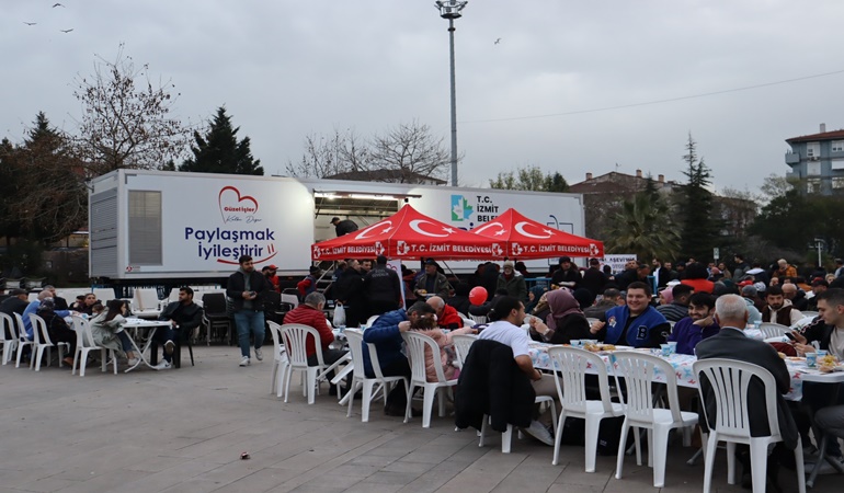 İzmit Belediyesi her akşam Anıtpark’ta Mobil Aşevi ile iftar sofrası kuruyor