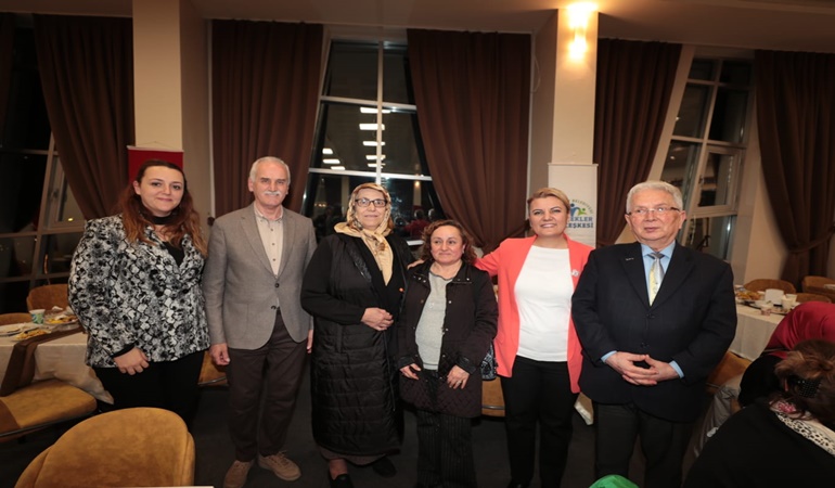 İzmit Belediyesi, iftar sofrasını bu yıl da muhtarlarla paylaştı