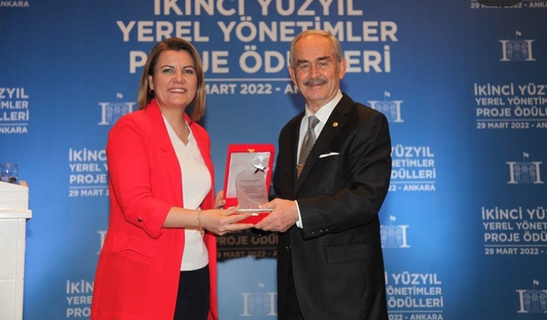 İzmit Belediyesi İZGİM'le yerel yönetim proje ödülünü İzmit'e getirdi