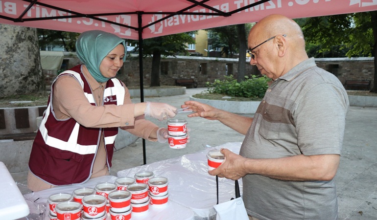 İzmit Belediyesi kentin dört bir yanında aşure dağıttı