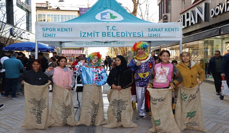 İzmit Belediyesi kentin dört bir yanında yeni yıl coşkusunu yaşatıyor 
