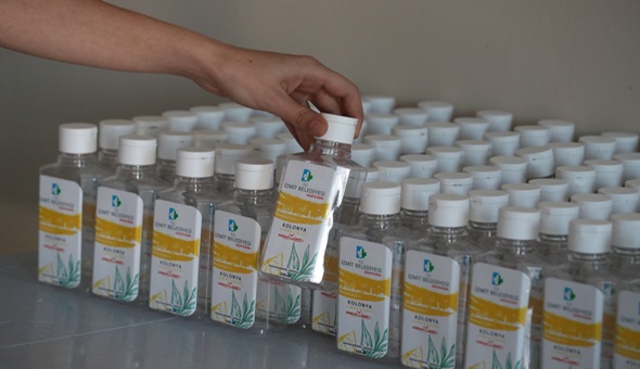 İzmit Belediyesi kolonya ve dezenfektan üretti