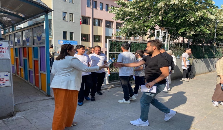 İzmit Belediyesi LGS'ye giren öğrencileri yalnız bırakmadı