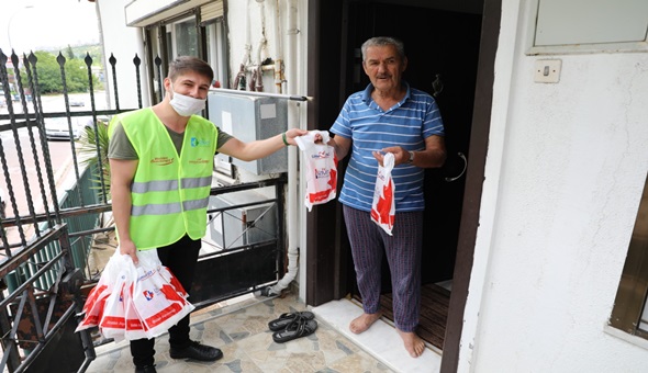 İzmit Belediyesi maskeleri evlere götürüyor