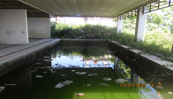 İzmit Belediyesi metruk binanın havuzunu tahliye etti