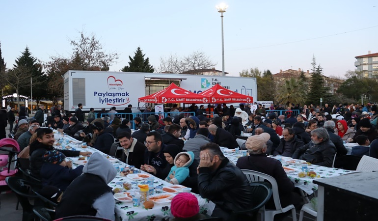 İzmit Belediyesi Mobil Aşevi iftar sofraları ile gönüllere dokunmayı sürdürüyor 