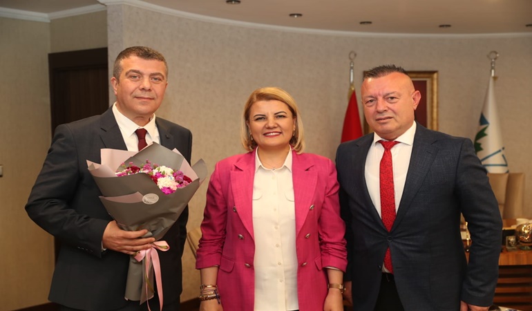 İzmit Belediyesi müdürlüklerinde devir teslim töreni yapıldı