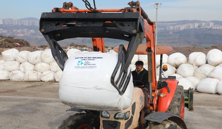 İzmit Belediyesi’nden afet bölgesindeki çiftçilere yem desteğine devam