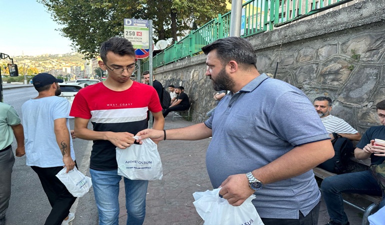 İzmit Belediyesi’nden emekçilerin yüzünü güldüren ikram